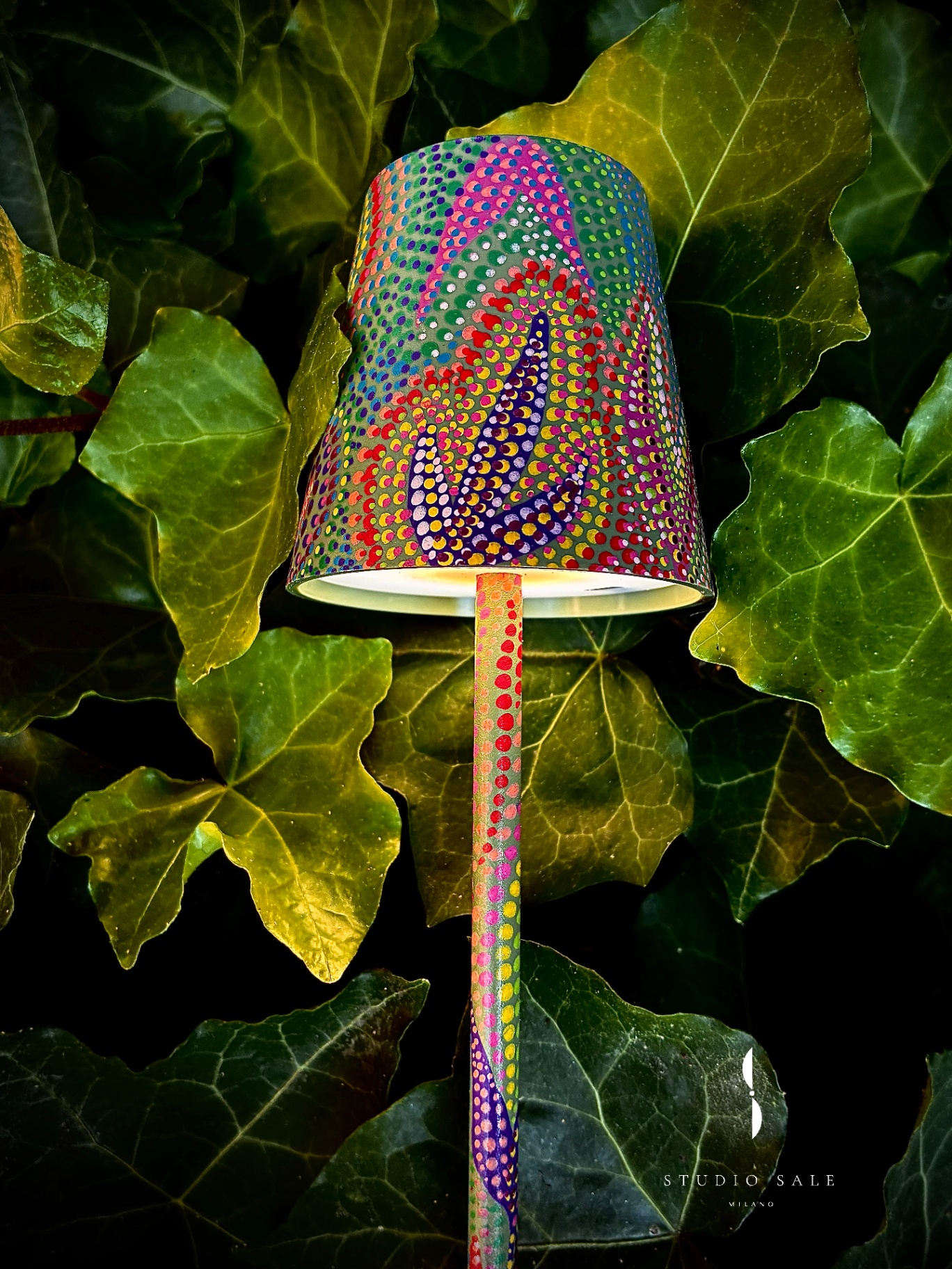 Lampada dipinta tra le foglie